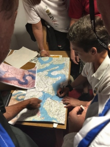 Луиза показывает на карте реальное расположение зон
